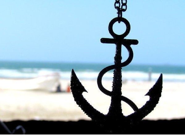 Якорь в море