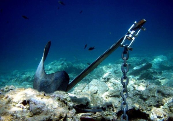Якорь на дне моря