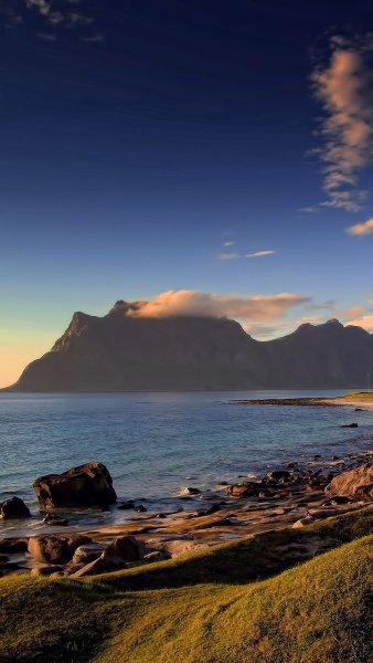 Прозрачное озеро в горах