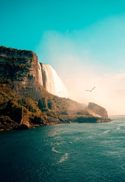 Скалистый берег моря