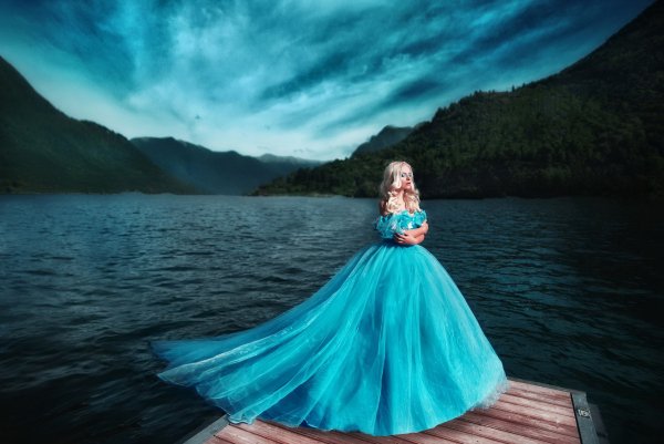 Девушка в голубом платье