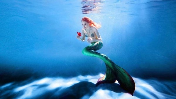Русалочка под водой