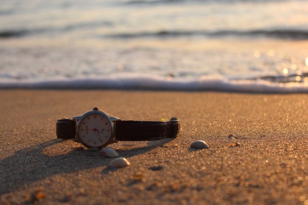 Песочные часы на берегу моря