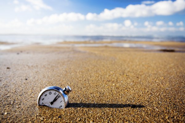 Часы на пляже