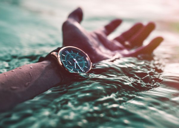 Часы на фоне моря