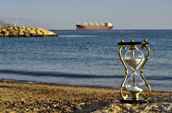 Песочные часы в песке