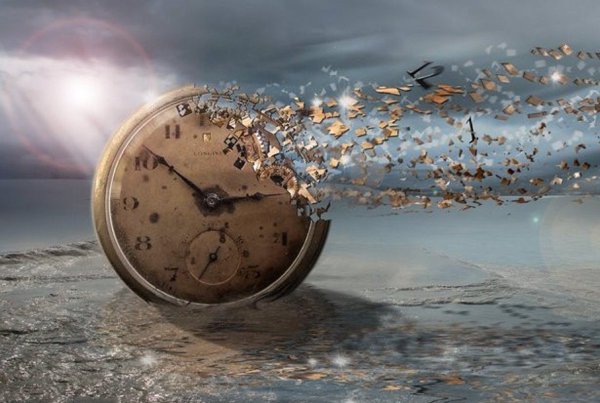 Книга на фоне моря