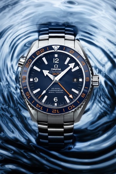 Карманные часы на красивом фоне