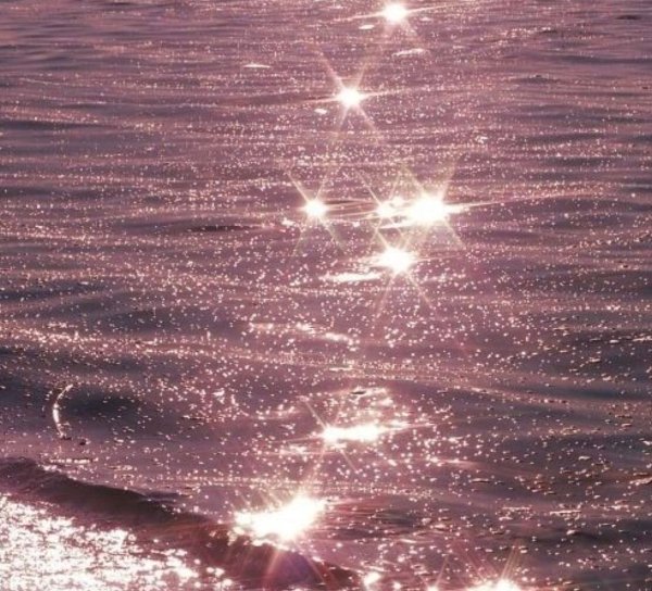 Море блестит