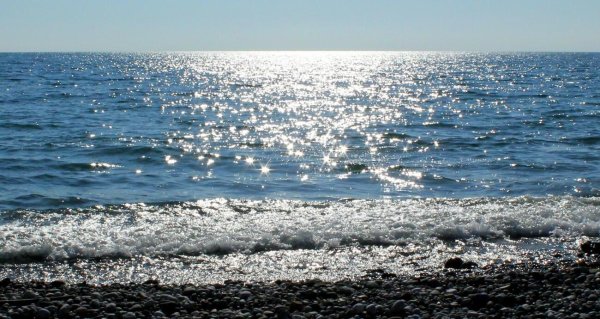 Море блестит