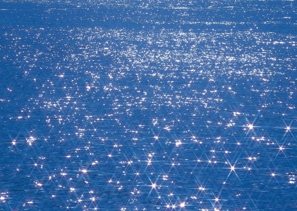 Море блестит