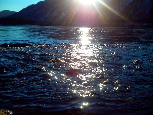 Солнечные блики на воде