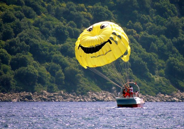 Be Happy надпись на песке