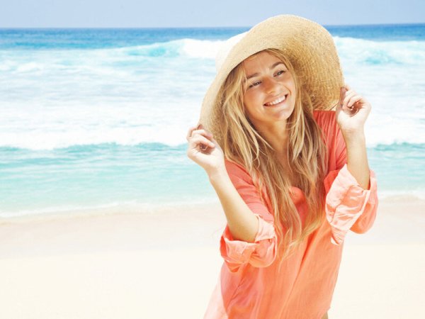 Счастливая женщина на море