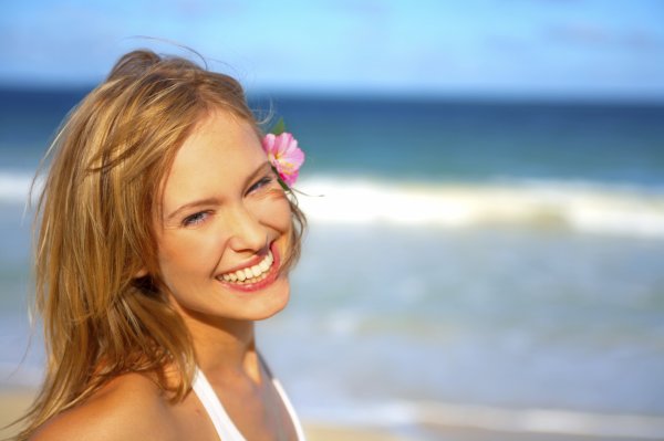 Счастливая женщина на берегу моря