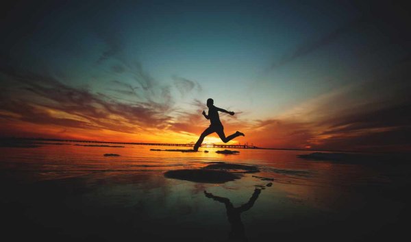 Бегущий на закате