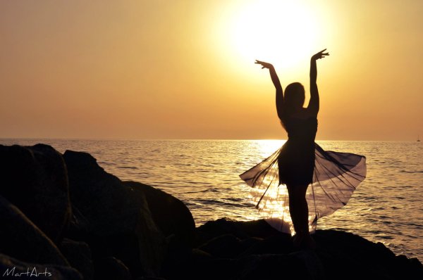 Прыжок в море девушка