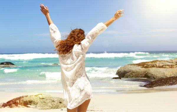 Девушка на море со спины