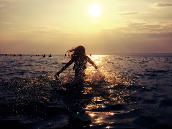 Женщина на море