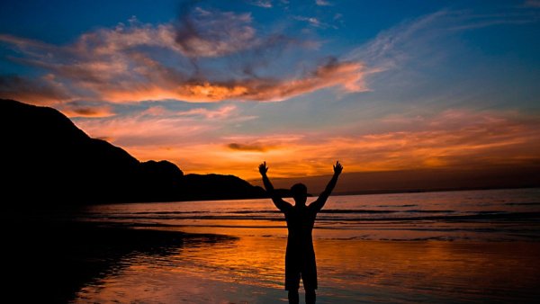 Девушка прыгает в море