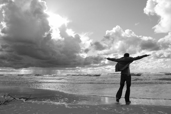 Девушка кружится в танце