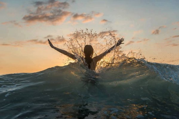 Счастливая девушка на море