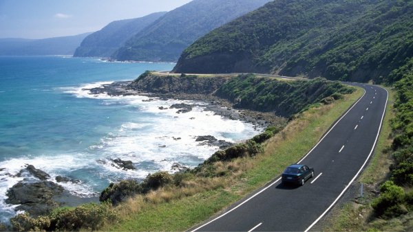 Дорога в Австралии вдоль моря