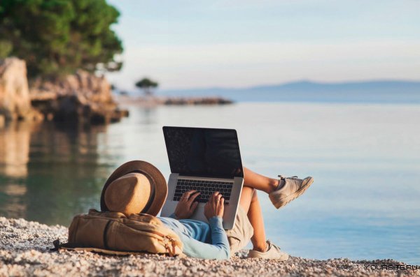 С ноутом на пляже