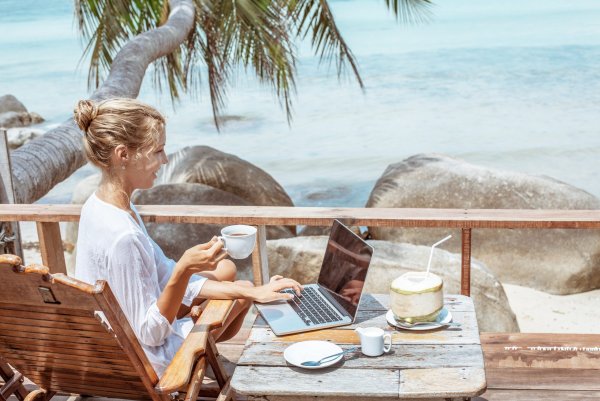 С ноутбуком на море