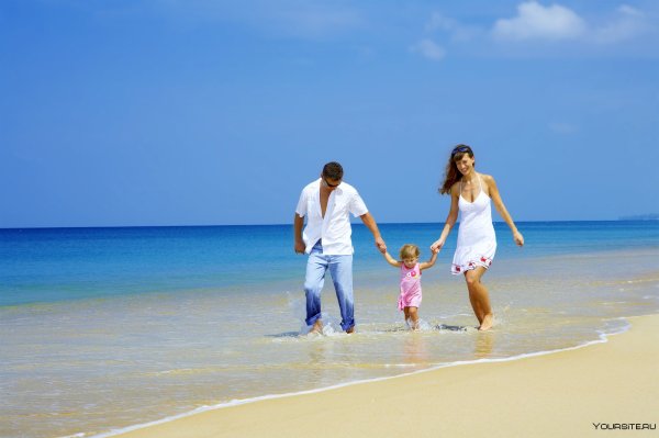Счастливая семья на море
