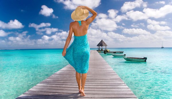 Женщина на фоне моря