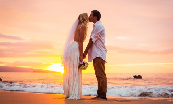 Семья лежит на пляже