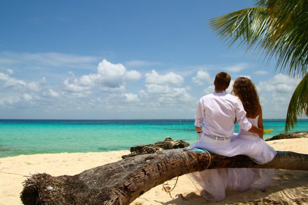 Романтический ужин на берегу