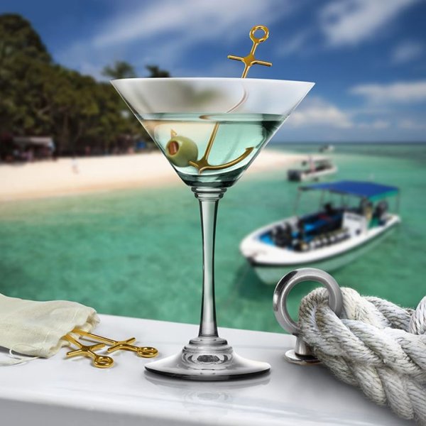 Бокалы мартини на берегу