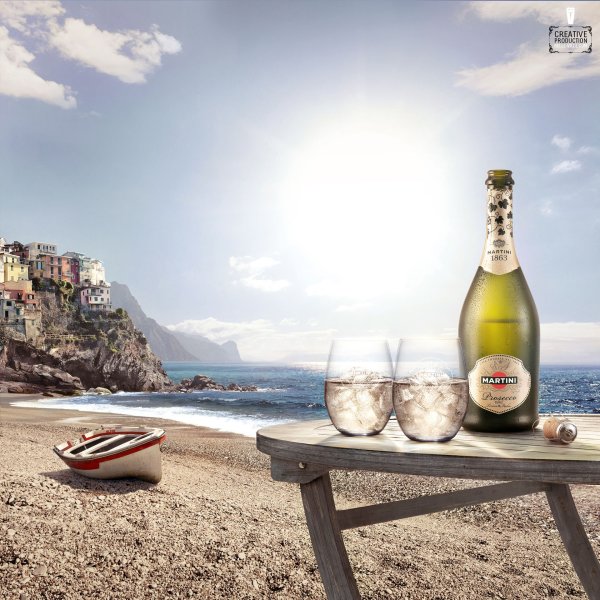 Бутылка вина и море