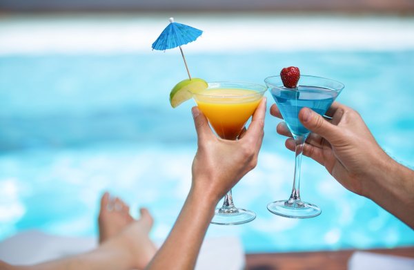 Коктейль у бассейна