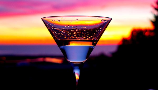 Бокал мартини на красивом фоне