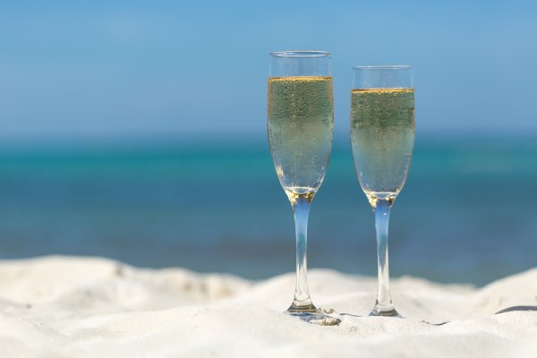 Шампанское на пляже