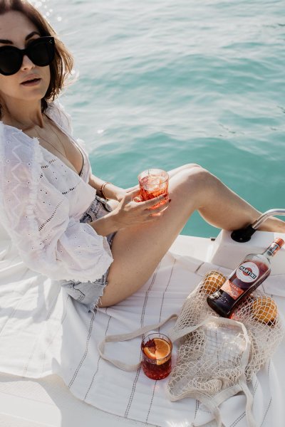 Девушка с мартини