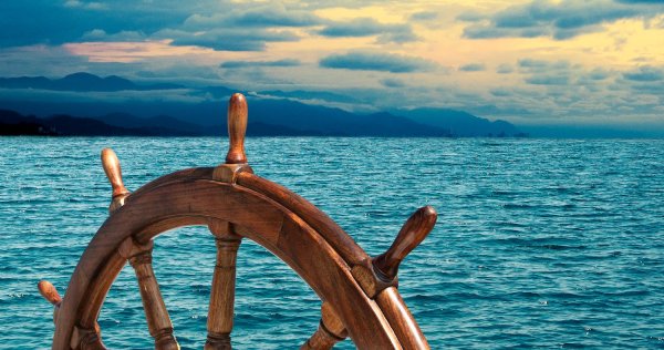 Штурвал корабля на фоне моря