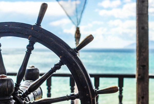 Держит штурвал