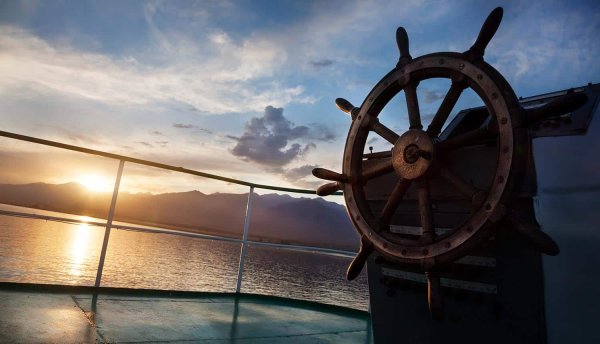 Штурвал корабля на фоне моря