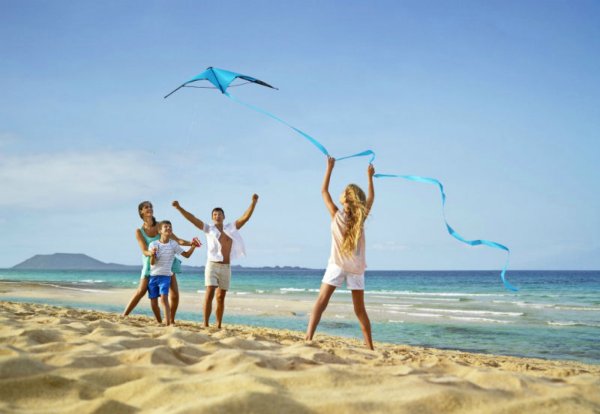 Девушка на шезлонге