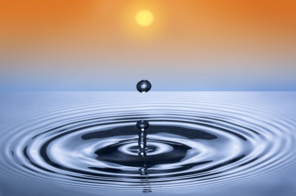 Капля падает в море