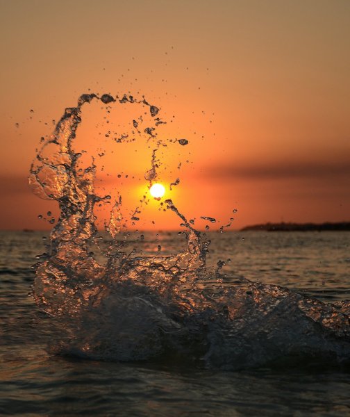 Волны на закате