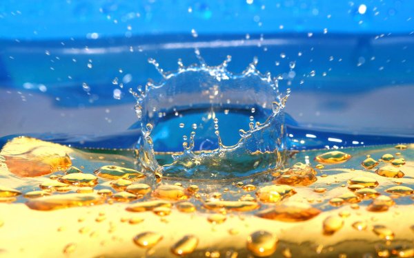 Брызги от воды на солнце