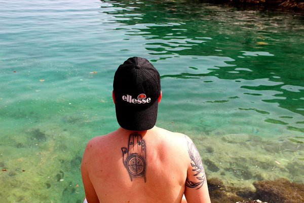 Человек и море тату