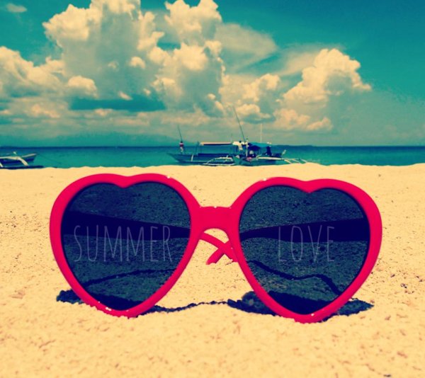 Сердце на песке у моря