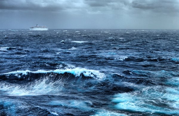 Бушующее море