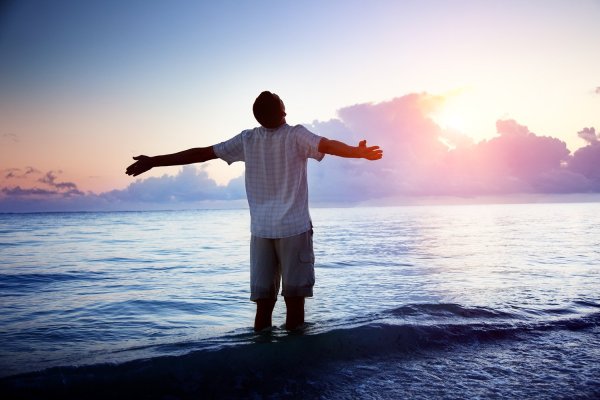 Счастливые люди на море